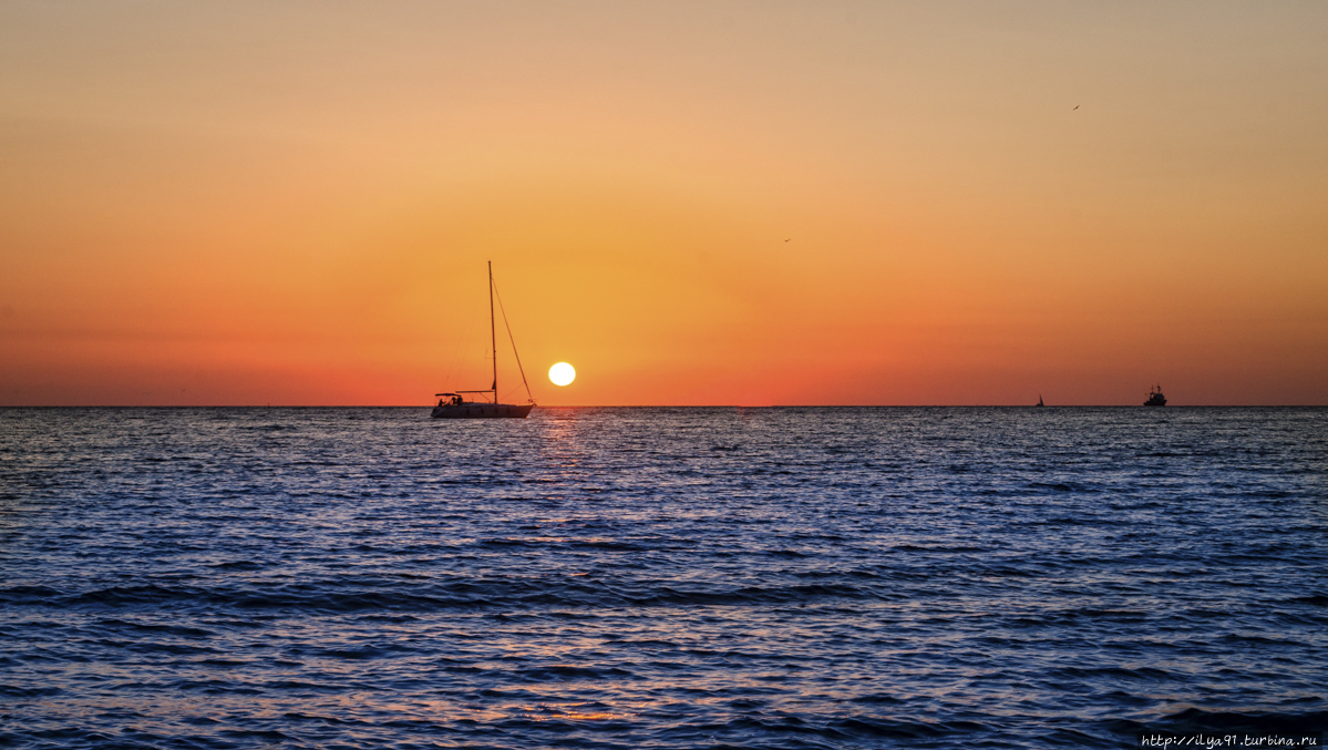 Закат в Чёрном море.Снято на Nikon d 7000. Условия съемки: теплый осенний день. Сочи, Россия