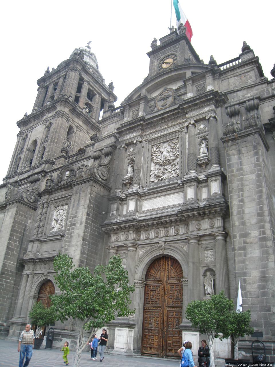 Центральный портал с Юбилейными вратами Кафедрального Собора Мехико Мехико, Мексика
