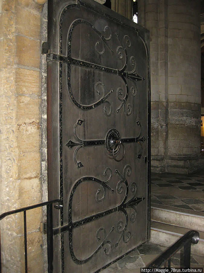 Самая старая дверь в Соборе датируется 12 веком