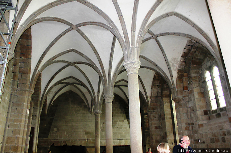 Капители колонн украшены 