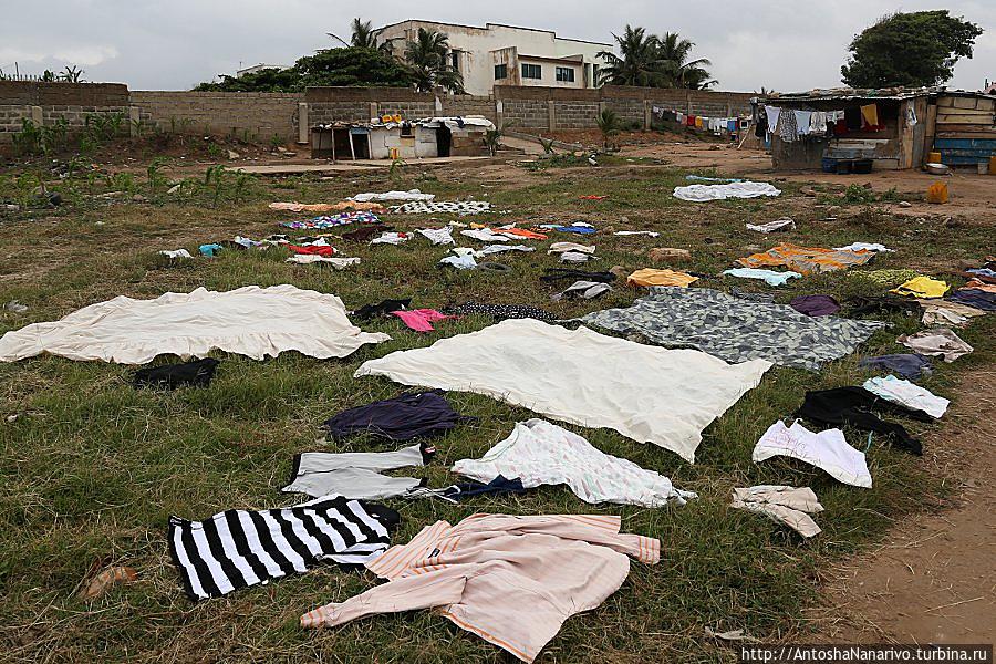 В Африке, в каких бы трущобах ни жили, одеты всегда чисто. Аккра, Гана