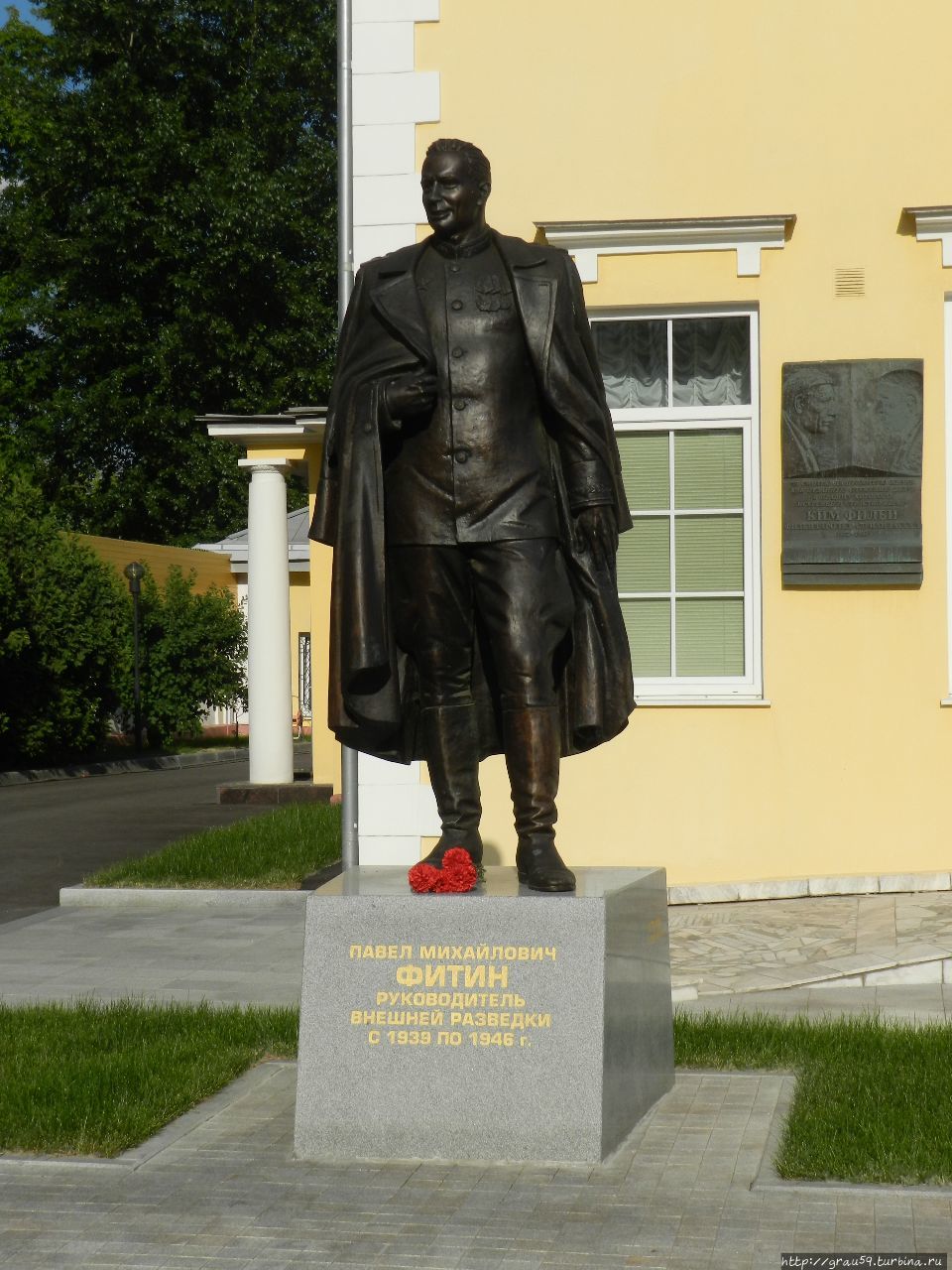 Глав памятники. Павел Фитин разведчик памятник. Памятник разведчику Фитину на Остоженке. Павел Фитин памятник в Москве. Фитин Павел Михайлович памятник.