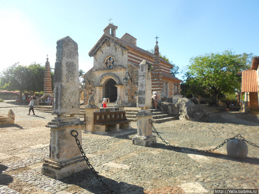 Стилизованная деревня Альтос де Чавон Доминика