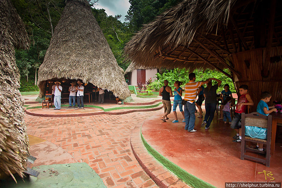 в Чудо-заведении уже играли музыканты и кто-то отмечал день рожденья маленькой девочки. Куба