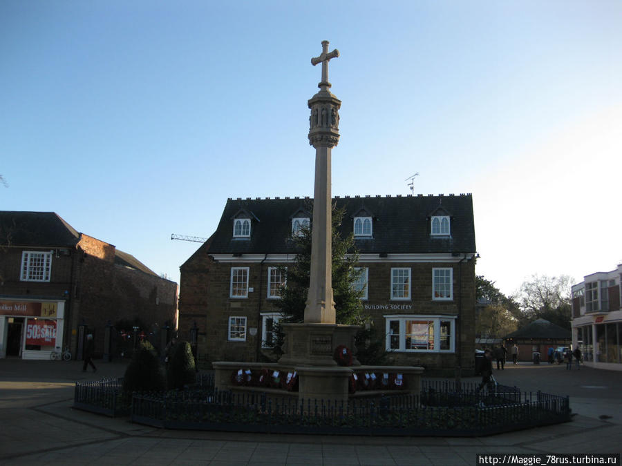 Памятник горожанам, погибшим в 1 и 2 мировую-неотъемлемый атрибут центральной площади любого небольшого английского города Маркет Харборо, Великобритания