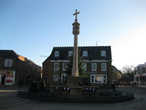 Памятник горожанам, погибшим в 1 и 2 мировую-неотъемлемый атрибут центральной площади любого небольшого английского города