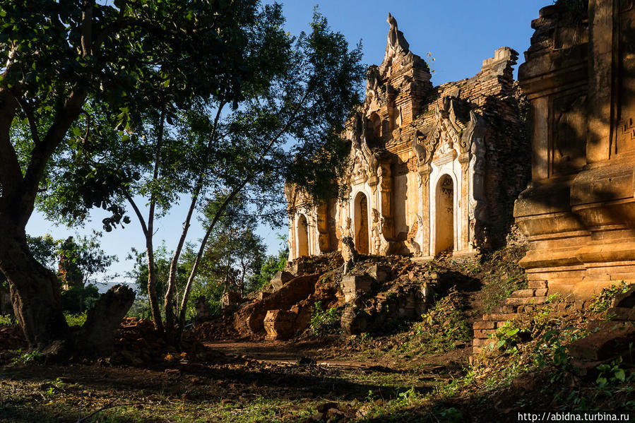 Храмовый комплекс на озере Инле Озеро Инле, Мьянма