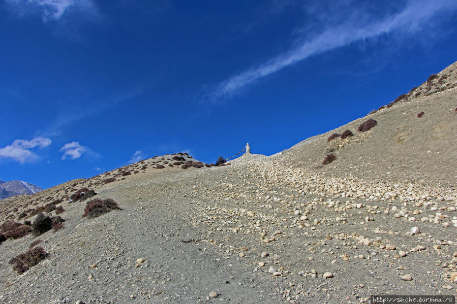 вон и долгожданный перевал, по традиции помеченный кучей камней и палкой Саукре, Непал