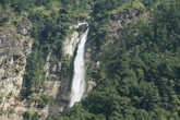 Начинают   попадаться   приличные   водопады.  Их    много —   не зря    Непал  занимает   второе   место   в   мире   по   запасам   пресной   воды.