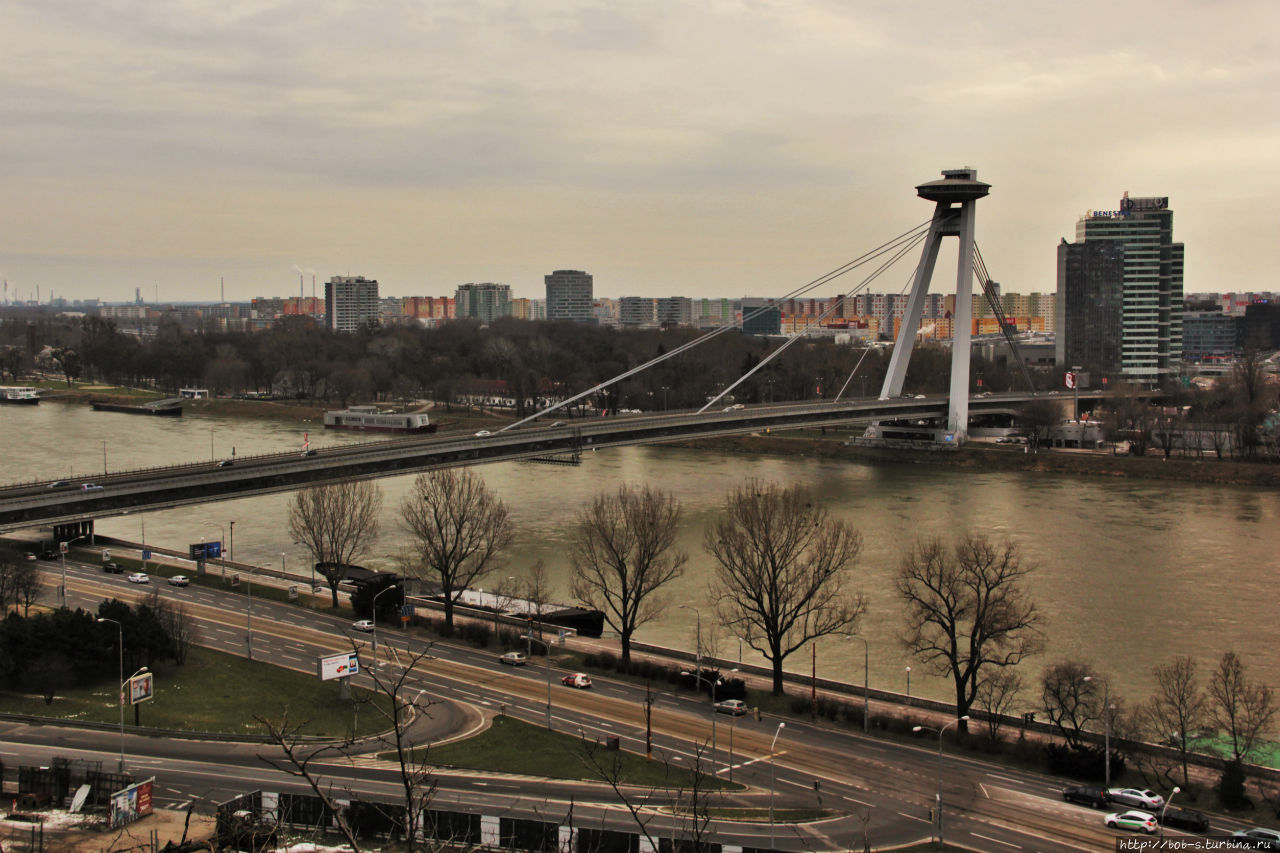 Новый мост в Братиславе возведен в 1972 году, он получил широкую известность благодаря своему футуристическому дизайну Братислава, Словакия