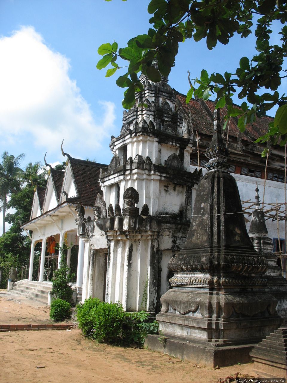 Современный буддийский монастырь рядом с храмом Лолей Современный буддийский монастырь рядом с храмом Лолей
