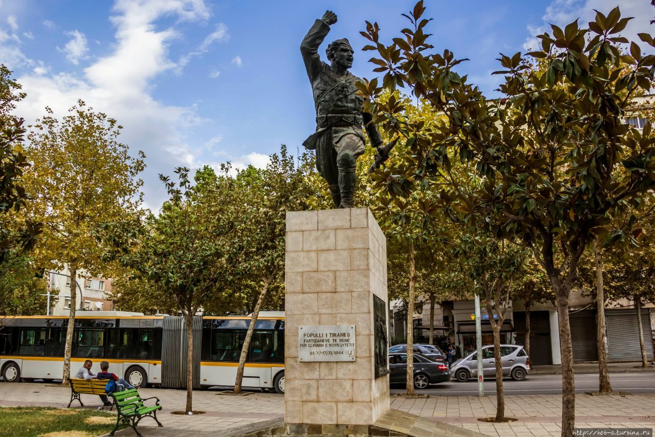 Памятник Герою Партизану Тирана, Албания