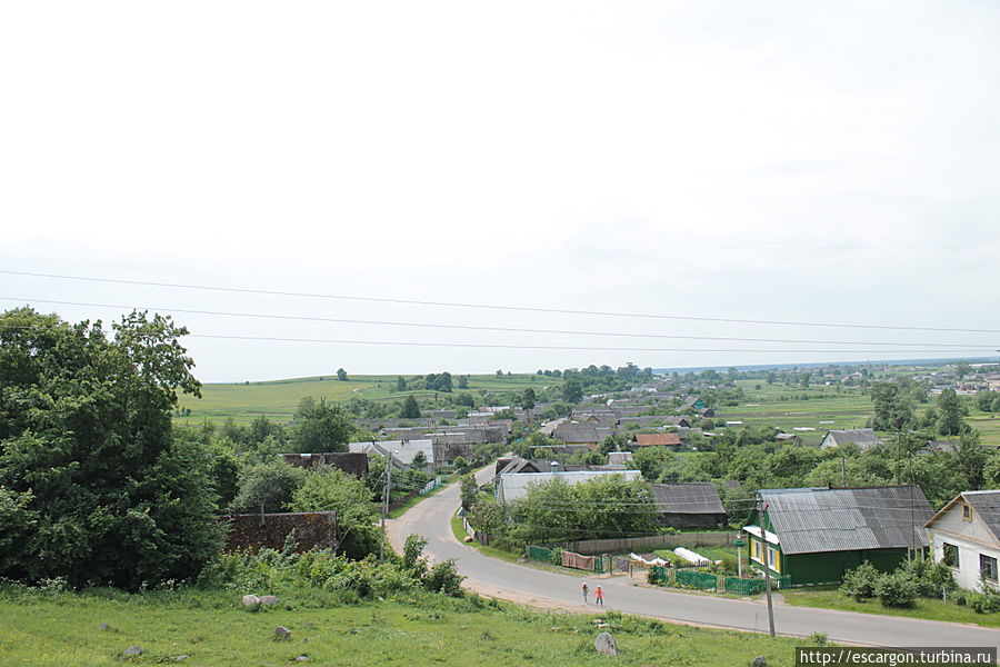 Красивые виды на городок открываются со всех сторон этого холма..