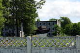 Заброшенный  танк  на  территории  заброшенной  воинской  части  в г.  Долинске.