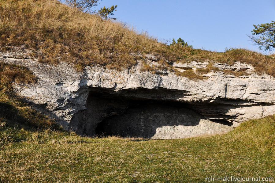 Пещера в скале напоминает стоянку древнего человека, в которой, на задней стене, зачем-то написано слово «Исус». Кременец, Украина
