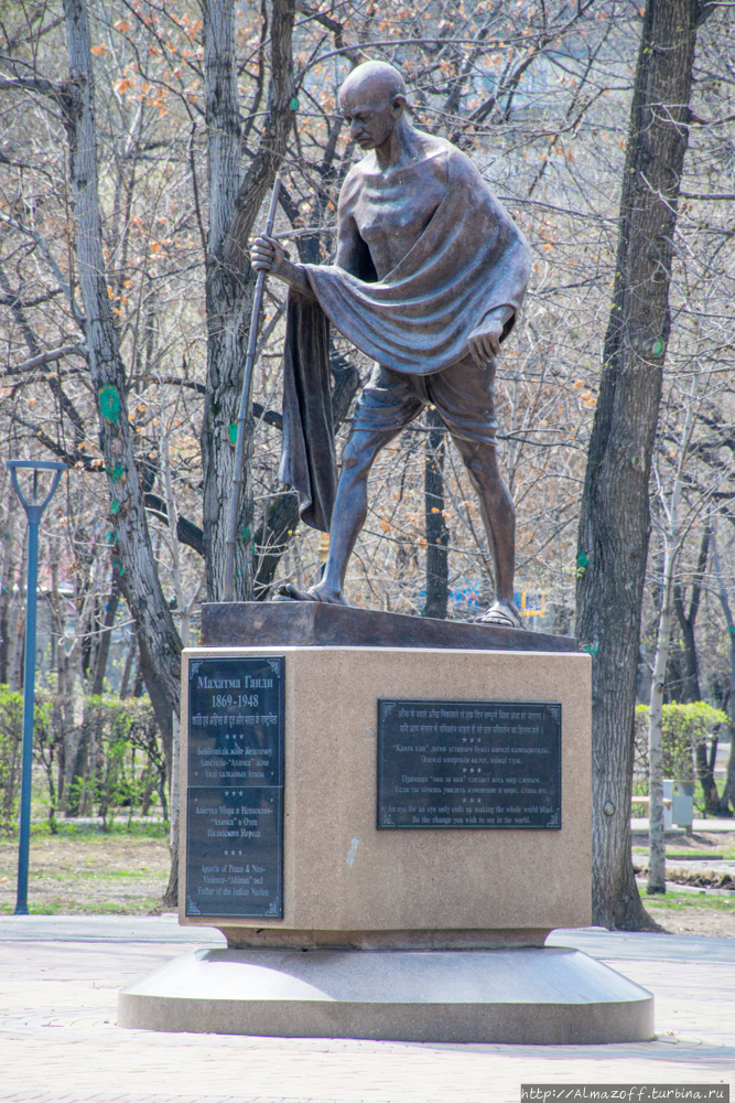 Памятник Махатме Ганди Алматы, Казахстан