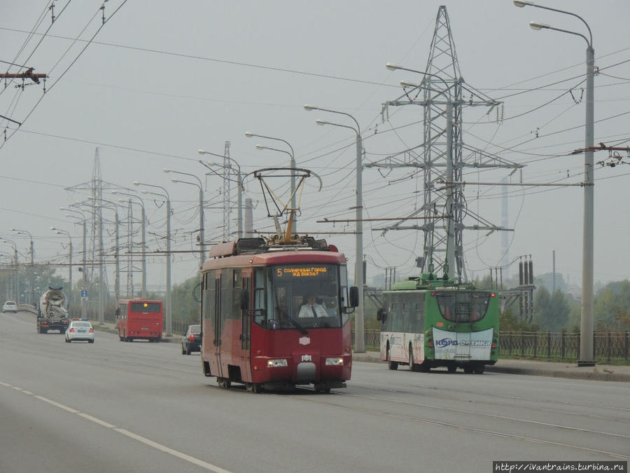 Трамвай БКМ на Кировской дамбе. Казань, Россия