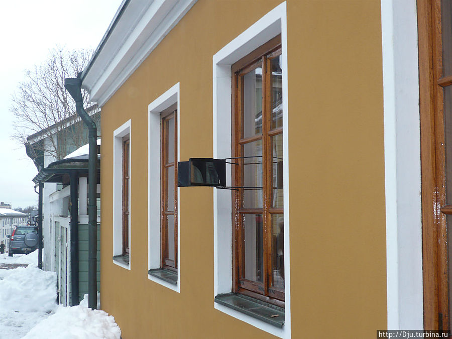 Через такие зеркальные форточки можно было подглядывать за жизнью улицы.