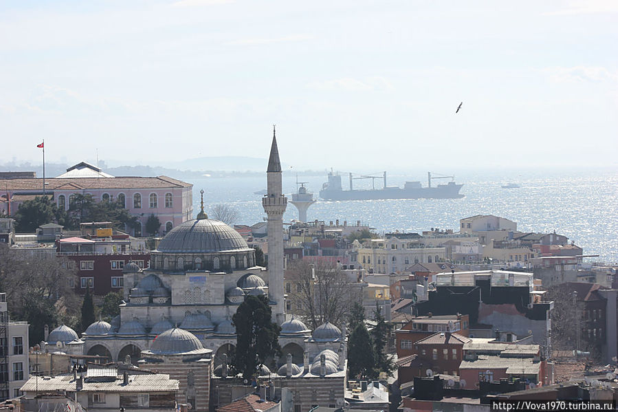 Мечеть Соколлу Мехмет Паша и Мраморное море днём. Стамбул, Турция