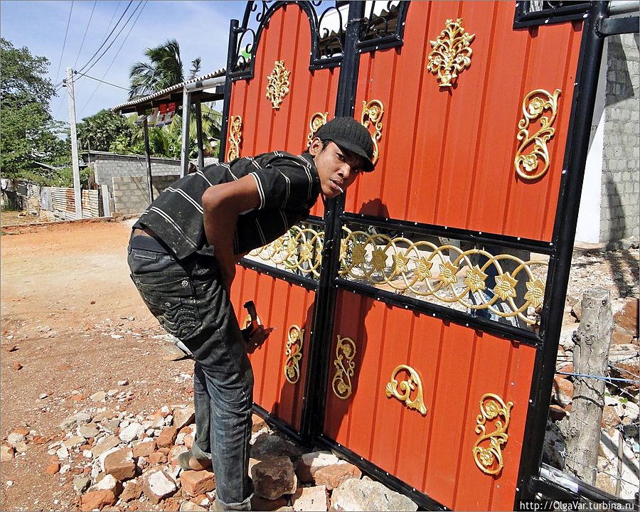 Такие ворота явно не бедняк заказал, богато выглядят...особенно, если учесть, что, как правило, у большинства и ворот-то нет, и ограда из пальмовых листьев... Тринкомали, Шри-Ланка