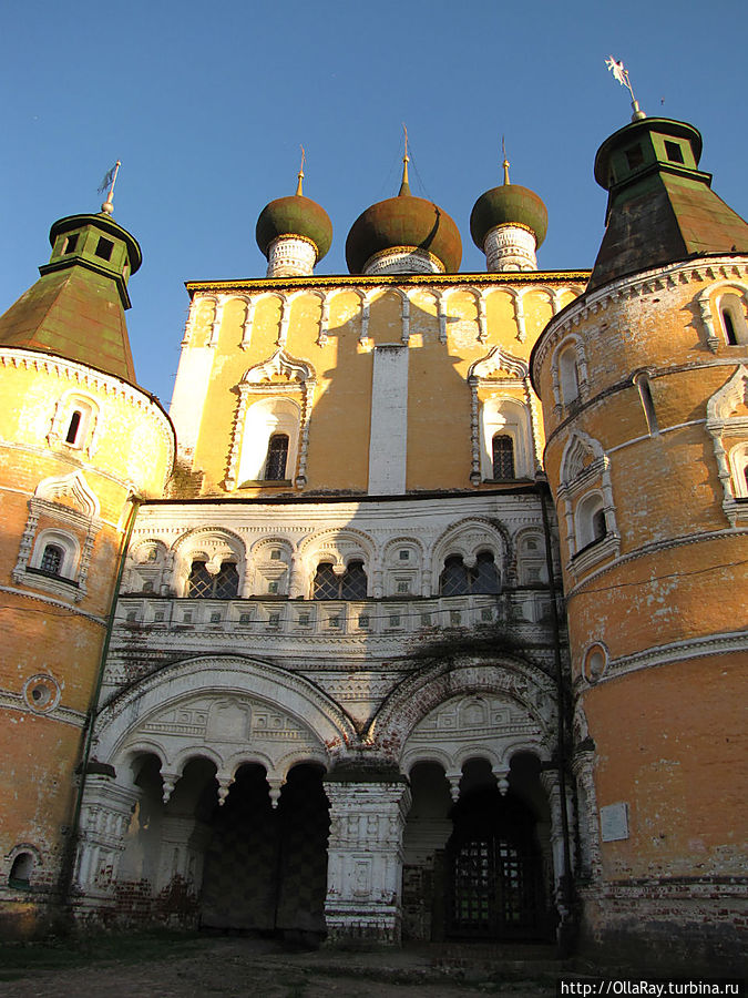 Сретенская церковь над Водяными воротами, обращённая к дороге на Углич, построена одновременно со звонницей в 1680 году. Борисоглебский, Россия