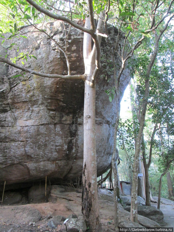 Посещение лесного вата в скалах Нонг-Буа-Лам-Пху, Таиланд