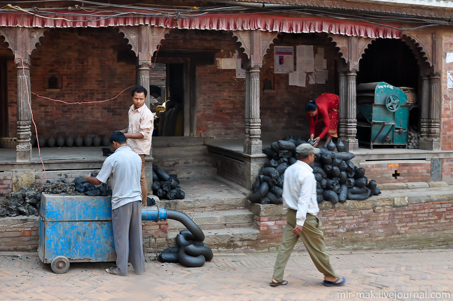 Причудливый аппарат для подготовки глины. Катманду, Непал