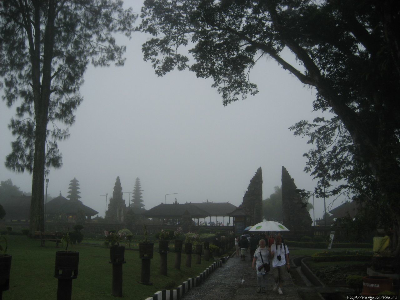 Храм Пура Улун Дану Братан Табанан, Индонезия