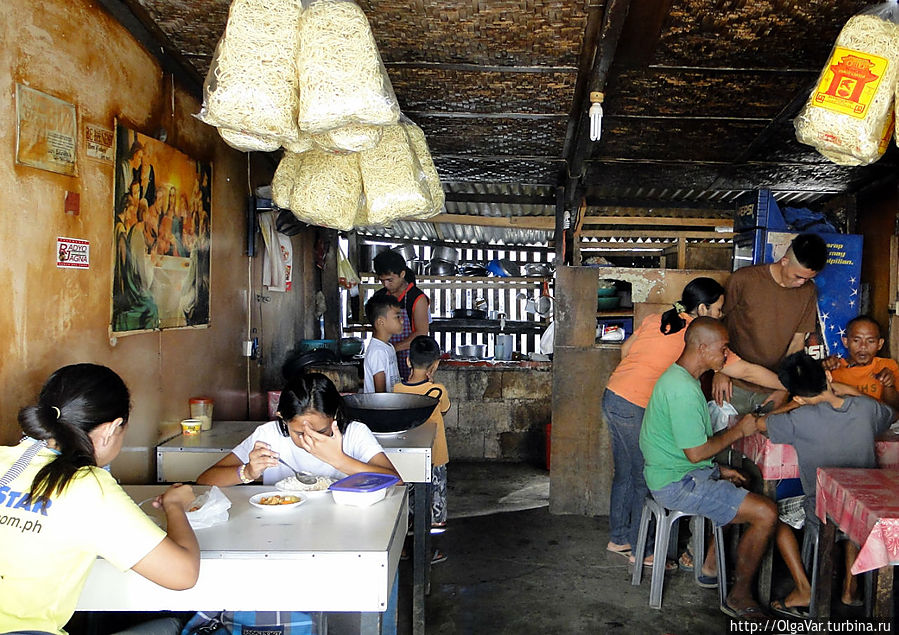 * Жители Хагны питаются в тесных забегаловках, коих вокруг рынка немалое количество. У меня лично не было какого-то предубеждения относительно местной кухни, поэтому за свой желудок я не волновалась. Хагна, остров Бохол, Филиппины