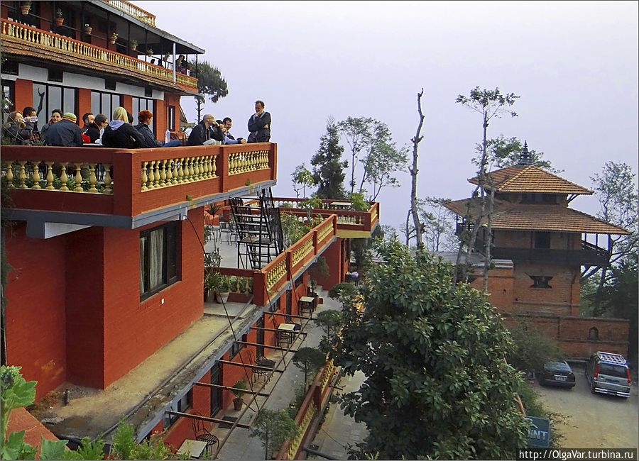 Когда стало понятно, что туман не даст насладиться картиной гор, все спустились ниже и расположились на открытой веранде Чангу-Нароян, Непал