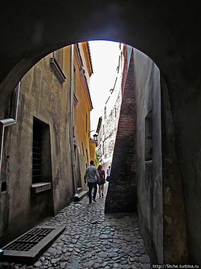 От нее вправо и влево уходили совсем узенькие и очень старинные улочки Люблин, Польша