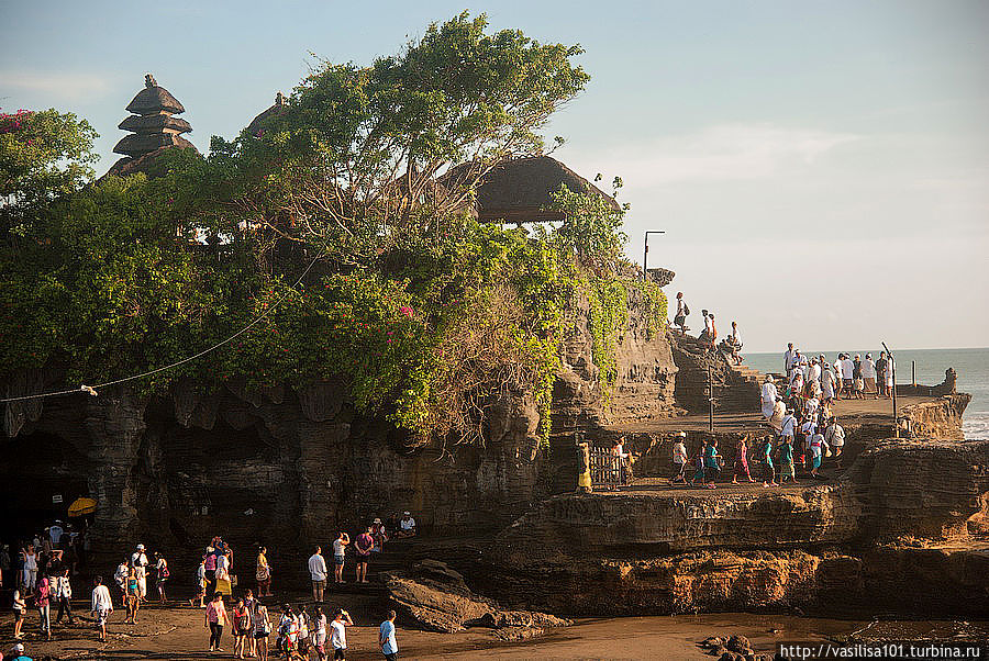 На скалу с храмом можно подниматься только если ты в саронге