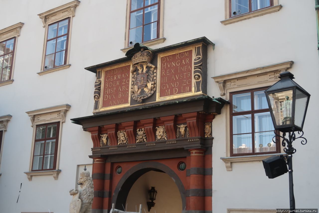 Напротив памятника императору Францу находится вход в музей сокровищ династии  Габсбургов. Вена, Австрия