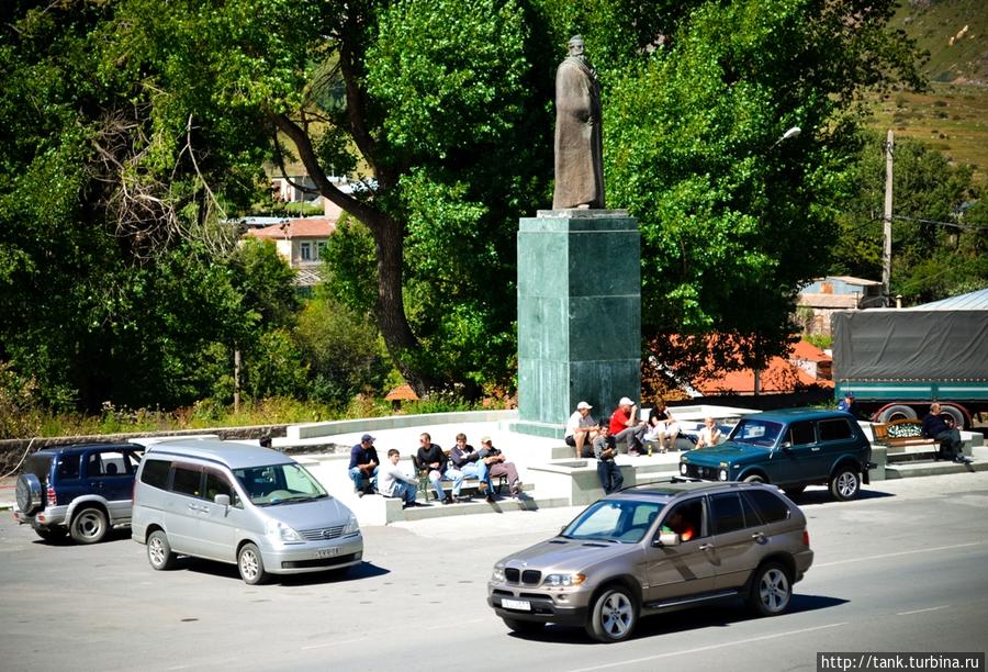 Отдохнув и позавтракав, отправляемся на изучение поселка. На площади стоит памятник грузинскому писателю Александру Казбеги, в честь которого и назывался поселок в период с 1921—2007 годы. Степанцминда, Грузия