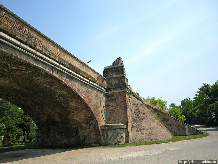 Мост через реку Таро из нескольких секций