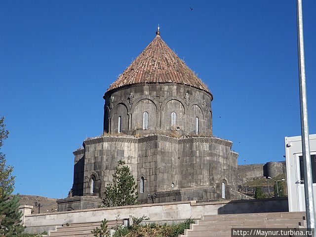 Стара настолько , что купол зарос мхом и травой.