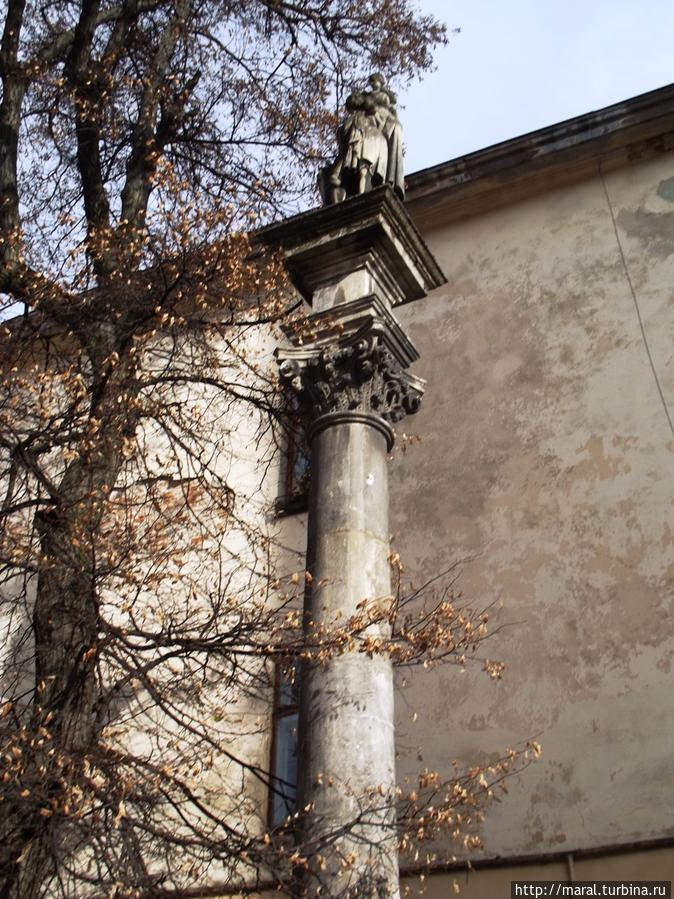 Восточный (Христофоров) дворик с колонной св. Христофора (XVIII век) Львов, Украина