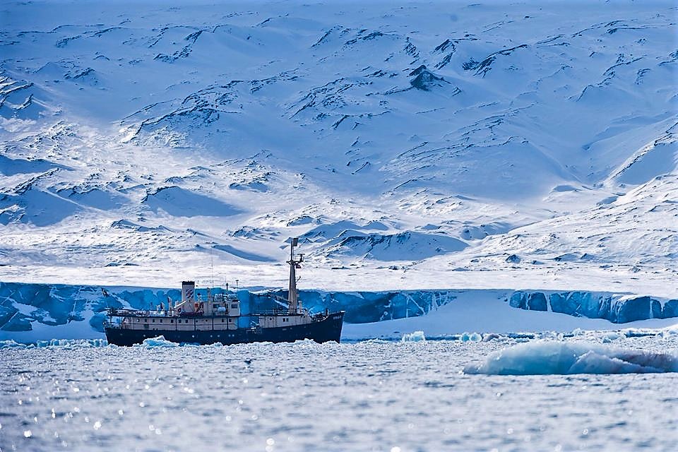 Наш корабль на фоне ледников. Лонгийербюен, Свальбард
