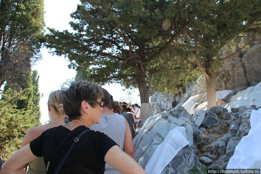 Очередь на вход как раньше в мавзолей Линдос, остров Родос, Греция