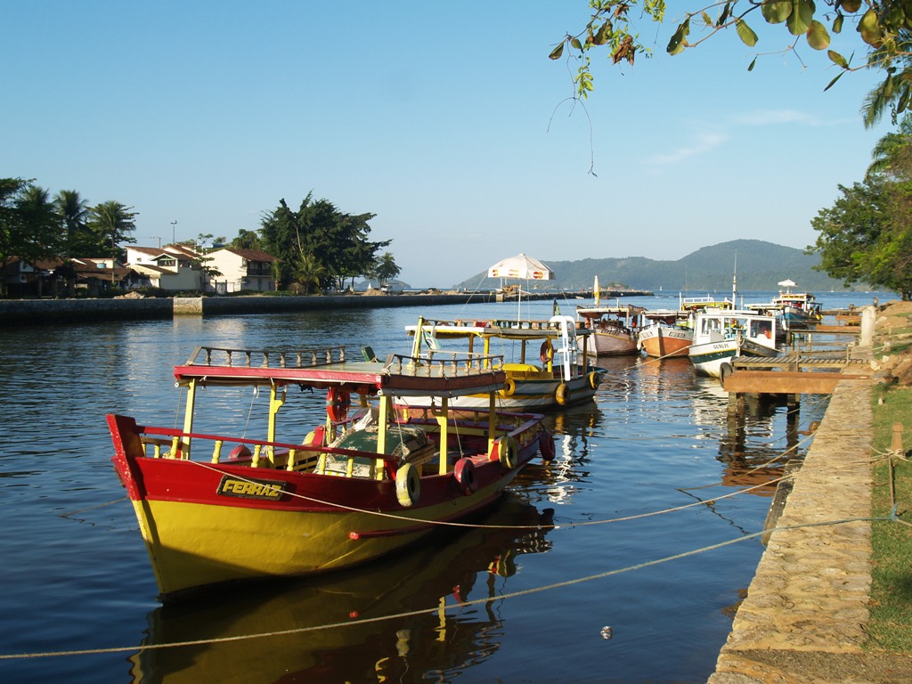 Вольные маршруты на корабликах по заливу Парати / Passeios livres de barco pela baia de Paraty