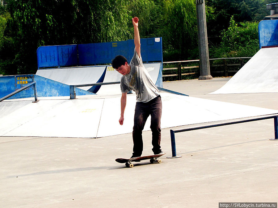 Невероятным способом заскочив на снаряд в виде балки из трубы спортсмен приземлился на на доске и продолжил движение вперед