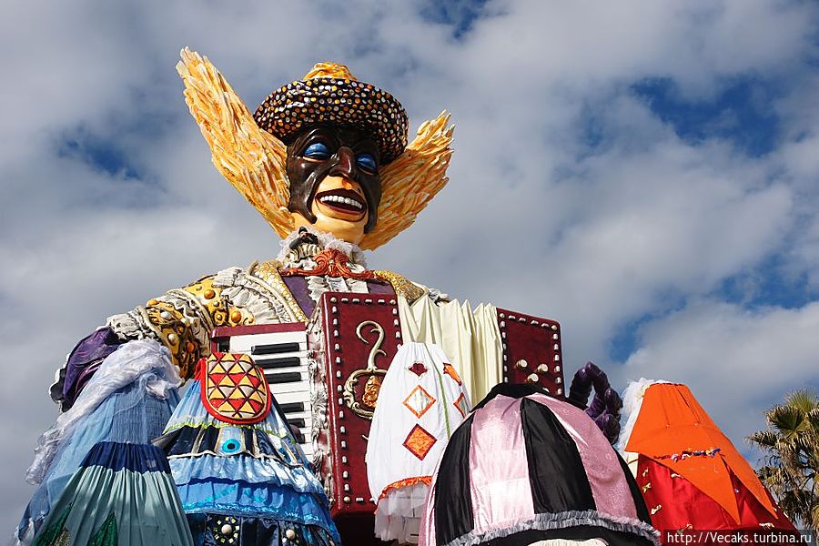 Сумасшествие карнавала в Виареджио Виареджо, Италия