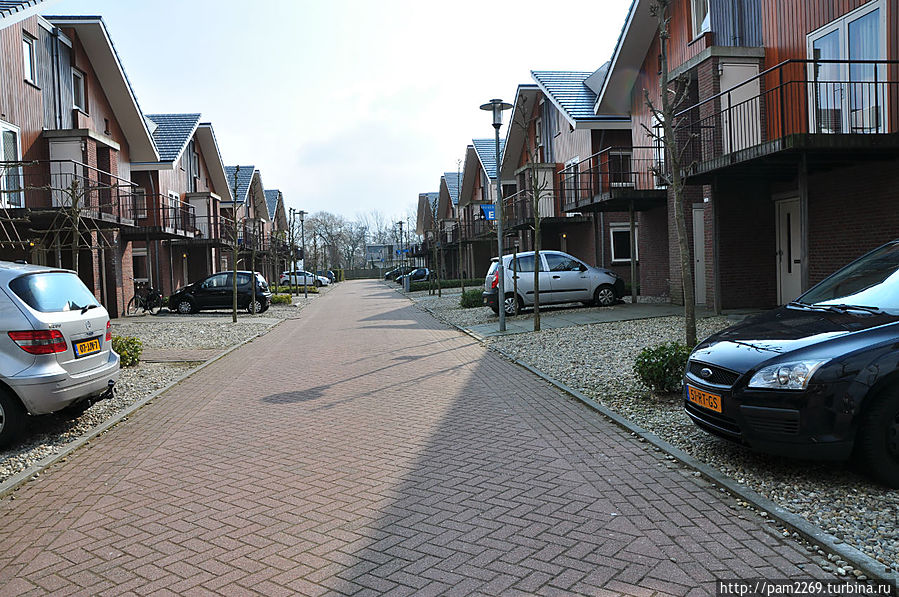 У каждого домика парковки по количеству номеров. Эйтгест, Нидерланды