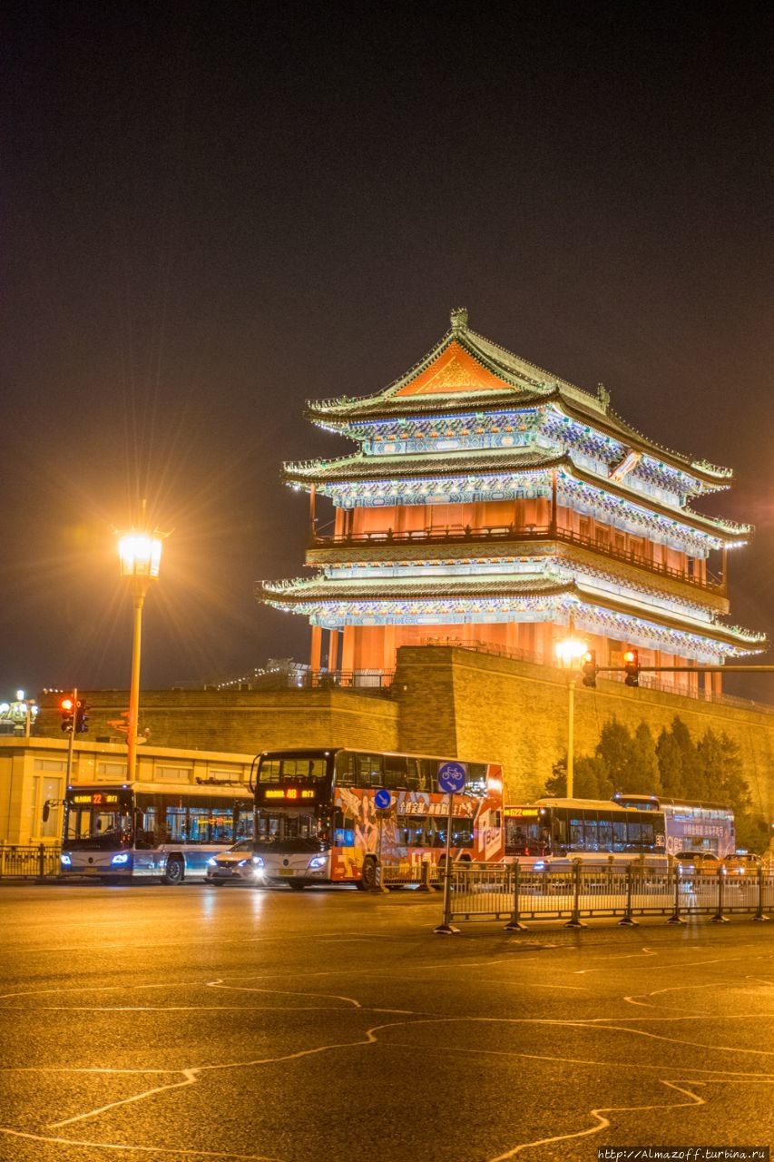 Ворота Цяньмэнь (Qianmen) (буквально: «Передние ворота»), Пекин. Пекин, Китай