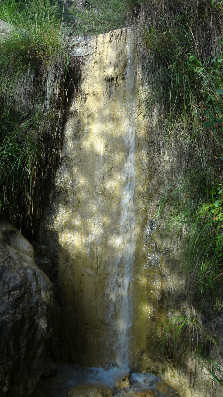 На спуске вниз наткнулся на очаровательный водопад, испил водицы и побежал дальше. Лимоне-сул-Гарда, Италия