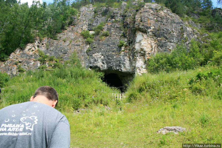 А это более известная пещера находится в Алтайском крае — Денисова пещера. Тут нашли уже много интересного и доказали, что тут когда-то жил какой-то вид человека... Республика Алтай, Россия