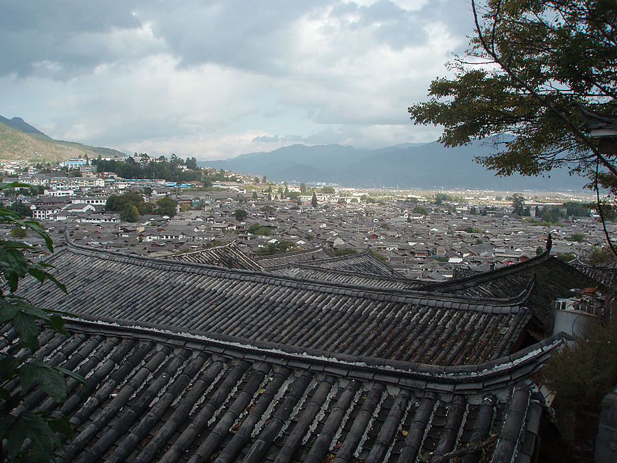 Над крышами Лицзяна Лицзян, Китай