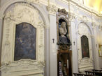 На левой стене часовни бюст Джованни Паоло Валлони, который в 1729 был избран капитаном-регентом республики, а также картины Пророчество Симеона старшего и Св.Петр из Алькантары, испанский францисканец.