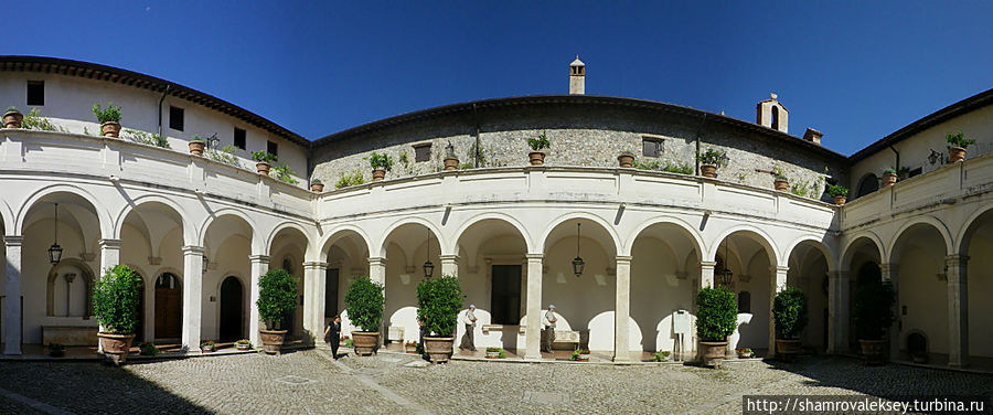 Тиволи. Внутренний дворик виллы кардинала Тиволи, Италия