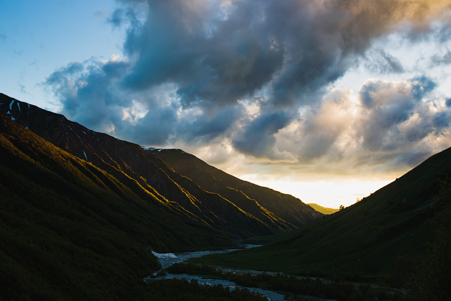 Озаряет долину. Красивый пейзаж. Утро в горах. Долина и гора на закате. Горы солнце.
